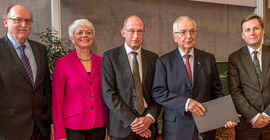 Laudator Prof. Dr. Joachim von Braun, Staatssekretärin Cornelia Quennet-Thielen, Dekan Prof. Dr. Maik Heinemann, Prof. Dr. Klaus Töpfer, Unipräsident Prof. Oliver Günther, Ph.D. (v.l.n.r.). Foto: Karla Fritze.