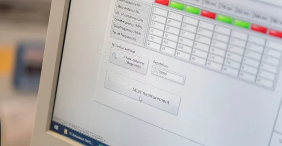 Zimmermann configures the automatic synthesis program on the computer and starts it. The pH value is set at the start of the measurement with one milliliter of the water glass solution.