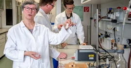 Brigitte Duvinage with students in the lab. Photo: Karla Fritze.