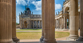 Kolonnade am Neuen Palais mit Hauptgebäude der Universität (Karla Fritze)