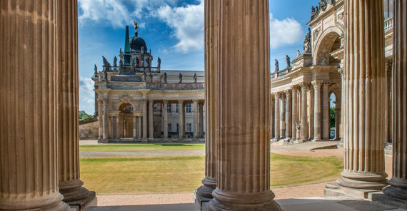 Kolonnade am Neuen Palais mit Hauptgebäude der Universität (Karla Fritze)