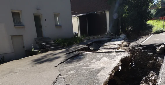 Straßenschaden in Braunsbach. Foto: Adrian Riemer.