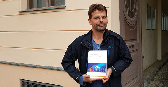 Dr. Olaf Glöckner, einer der beiden Autoren des Buches „Integrationsbedarfe und Einstellungsmuster von Geflüchteten im Land Brandenburg“. Foto: MMZ/Ludmila Belina. Dr. Olaf Glöckner, einer der beiden Autoren des Buches „Integrationsbedarfe und Einstellungsmuster von Geflüchteten im Land Brandenburg“. Foto: MMZ/Ludmila Belina.