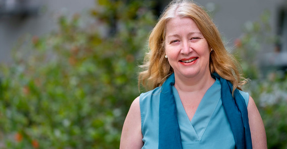 Auf dem Foto ist Dörte Esselborn, Leiterin der Einrichtung Service für Familien an der Universität Potsdam, zu sehen. Das Foto ist von Tobias Hopfgarten.