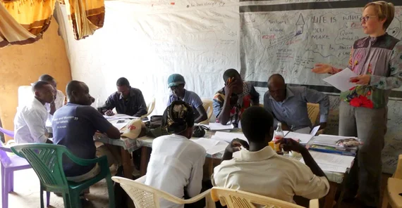 Prof. Dr. Marcia Schenck (r.) während ihres Global-History-Lab-Kurses im Flüchtlingscamp Kakuma