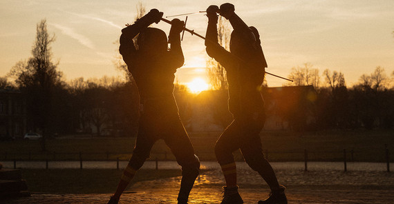 Zwei Schwertkämpfer am Campus Neues Palais.