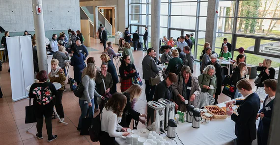 Menschen bei einer Tagung auf dem Campus Griebnitzsee