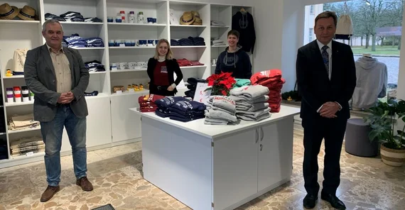 Auf dem Bild sind vier Personen zu sehen: Prof. Oliver Günther, Ph.D. (r.) und der Geschäftsführer der UP Transfer GmbH, Dr. Andreas Bohlen (l.) bei der Eröffnung des UNIShops am Neuen Palais. Im Hintergrund Projektleiterin Dr. Franziska Pruin (r.) und Magdalena Kasberger (l.) vom Lehrstuhl Marketing. Beim Anklicken öffnet sich das Bild im neuen Fenster.