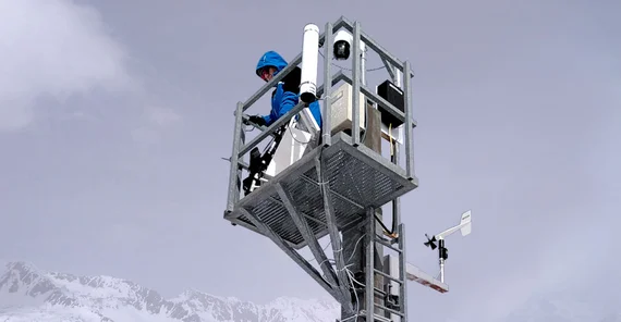 Wissenschaftler installieren CRNS-Geräte in den Alpen, um den Einfluss von Schnee auf die gemessene Neutronenstrahlung zu untersuchen.