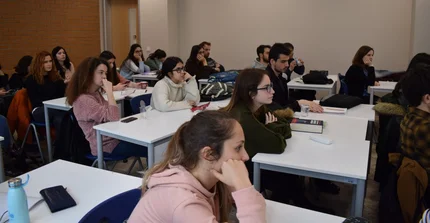 Studierende in einem Seminar