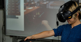 Studentin im „virtuellen Klassenzimmer“. | Foto: Tobias Hopfgarten.