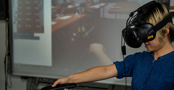 Studentin im „virtuellen Klassenzimmer“. | Foto: Tobias Hopfgarten. Studentin im „virtuellen Klassenzimmer“. | Foto: Tobias Hopfgarten.
