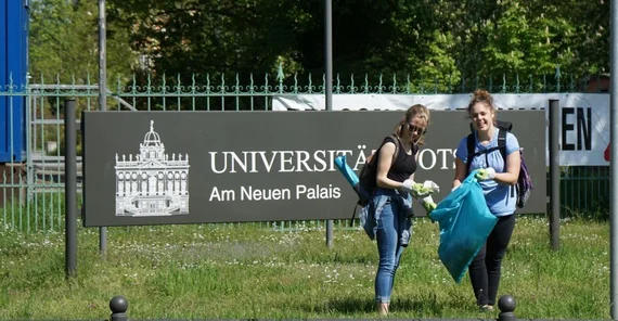 Zwei Mädchen Bei der Putzaktion im Frühjahr 2018 (Annika Koch)
