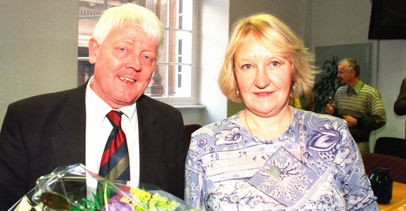 Rektor Prof. Dr. Wolfgang Loschelder gratuliert Dr. Uta Sändig zur Wahl als Vorsitzende des Senats der Universität Potsdam im Jahr 1999. | Foto: Karla Fritze