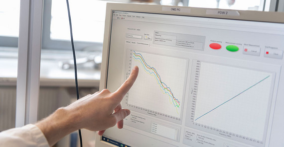 Die Synthese ist beendet. Am Computer werden die Daten der Messsonde analysiert und verglichen. Anschließend wird der Reaktor mit der Lösung heruntergekühlt.