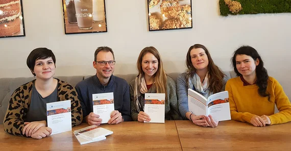 Die Herausgeberinnen und Herausgeber des Bandes „Interdisziplinär behandeln: Multiprofessionelle Zusammenarbeit in der Sprachtherapie“.