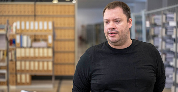 Employee Robert Fröhlich in the university archive.