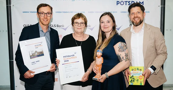 Die Delegation der Universität Potsdam bei der Verleihung des Potsdamer Klimapreises. V.l.n.r.: Kanzler Hendrik Woithe, Prof. Dr. Barbara Höhle, Vizepräsidentin für Forschung, wissenschaftliche Qualifizierungsphase und Chancengleichheit, die Leiterin des Klimaschutzmanagements Mareike Friedrich und Daniel Birr vom Dezernat 5: Bau- und Facilitymanagement.