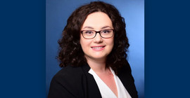 Portraitfoto von Absolventin Adela Gigea.