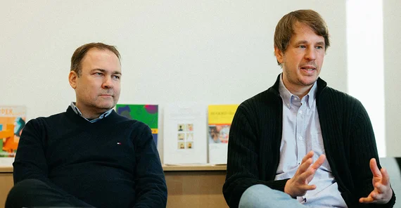 Prof. Oliver Wendt (l.) und Prof. Timo Hennig an einem Tisch sitzend.