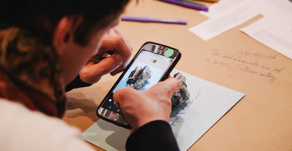 Eine Person schaut auf ein Smartphone.