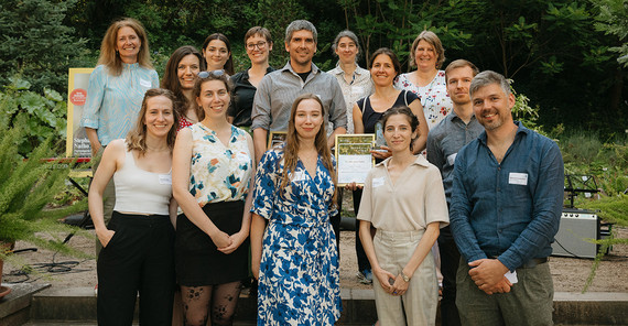 Gruppe Menschen posiert für ein Foto