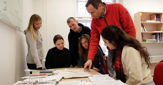 The Team „TubeWork“ are sitting together at the desk and discussing the results.