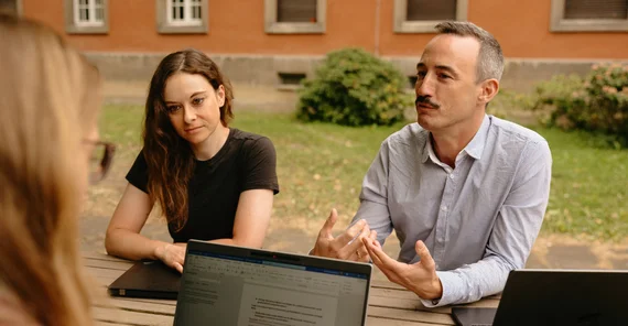 Prof. Dr. Stefan Stieglitz im Interview im Innenhof der Campusgebäude am Griebnitzsee.