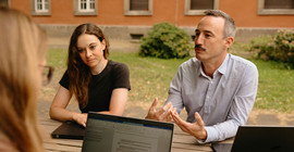 Prof. Dr. Stefan Stieglitz im Interview im Innenhof der Campusgebäude am Griebnitzsee.