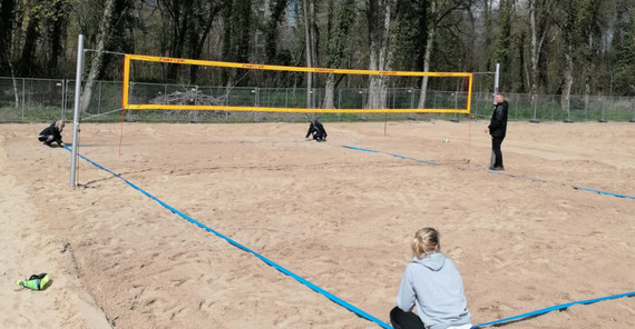 Letzte Vorbereitungen an der Volleyballanlage des Zentrums für Hochschulsport, bevor das beachFIT am 31. Mai auf dem Unicampus Am Neuen Palais eröffnet werden kann. | Foto: Felix Thoß Letzte Vorbereitungen an der Volleyballanlage des Zentrums für Hochschulsport, bevor das beachFIT am 31. Mai auf dem Unicampus Am Neuen Palais eröffnet werden kann. | Foto: Felix Thoß
