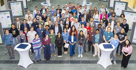 Die Forschenden des Sonderforschungsbereichs „Elementarprozesse lichtgetriebener Reaktionen an Nanoskaligen Metallen“ (SFB 1636).