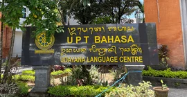 Ein großes Schild des Language Centers an der Udayana-Universität in Denpasar.