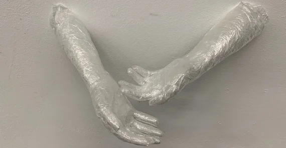 Hände als Tape Art-Skulptur an einer Wand. Das Foto ist von Antje Horn-Conrad.