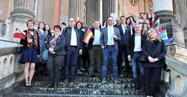 Eine Gruppe von Menschen auf den Stufen des Süd-Communs