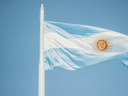 argentinische Flagge weht im Wind