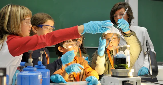 Chemievorlesung bei der Kinder-Universität 2008. Kinder experimentieren.