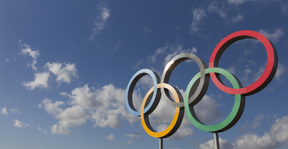 Ein neues Evaluationsverfahren soll mehr Erfolge im Sport bringen. | Foto: AdobeStock/ink drop Das Bild zeigt die Olymischen Ringe vor blauen Himmel. Das Foto ist von AdobeStock/ink drop.