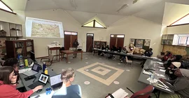 Blick in einen Seminarraum mit Teilnehmende