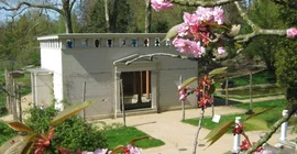 Das Bild zeigt den Paradiesgarten mit Stibadium im Frühling