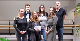 Die Spielerinnen auf den ersten drei Plätzen wurden durch Prof. Lucke mit attraktiven Preisen belohnt, die von der Stiftung Preußische Schlösser und Gärten, dem Volkspark Potsdam, dem Naturkundemuseum Potsdam und dem Filmmuseum Potsdam zur Verfügung gestellt wurden. Foto: Dr.-Ing. Raphael Zender.