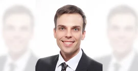 Porträtfoto eines Mannes im Anzug