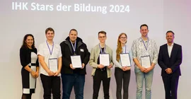 Gruppe junger Menschen steht in einer Reihe für ein Foto