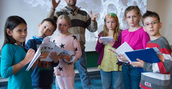Der Chemiker Prof. Dr. Andreas Taubert in der Kinderuni der Universität Potsdam (Karla Fritze)