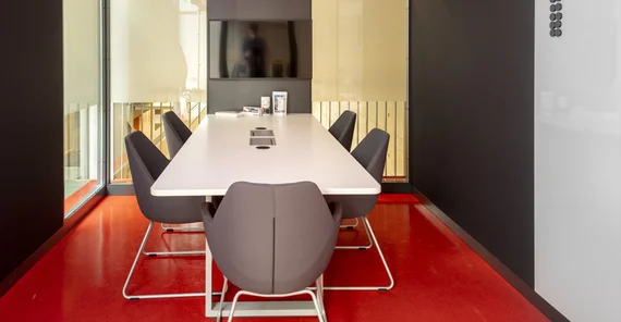 Funktionale Arbeitsplätze und eine Lounge in modernen Acoustic Pods im Hörsaalgebäude auf dem Campus Griebnitzsee | Foto: Thomas Roese