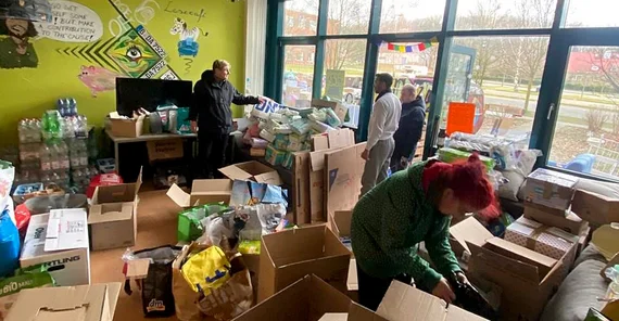 Das Foto zeigt Studierende der Universität Potsdam, die im Golmer Lesecafé Spenden sortieren. Foto: Nadine Brockhaus