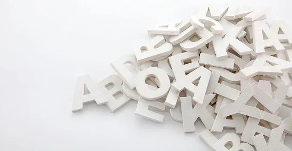 Buchstaben liegen auf einem Haufen.