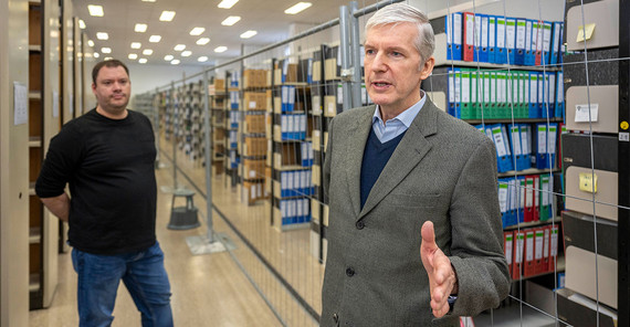 Ralf Müller (right) in the University Archive.
