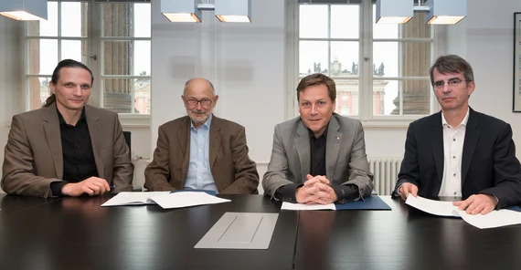 Dr. Berno Bahro, 1. Vorsitzender des USV, Prof. Dr. Dieter Wagner, 2. Vorsitzender des USV, Prof. Oliver Günther, Ph.D., Präsident der Universität Potsdam, Frank Horn, Geschäftsführer der Hoffbauer gGmbH. Foto: Karla Fritze/Universität Potsdam.