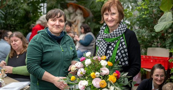 Kerstin Kläring (r.) übergibt die Technische Leitung des Botanischen Gartens an Dr. Romy Zibulski. Kerstin Kläring (r.) übergibt die Technische Leitung des Botanischen Gartens an Dr. Romy Zibulski.