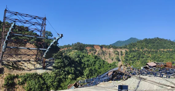Eine Brücke, die noch während des Baus kollabierte.